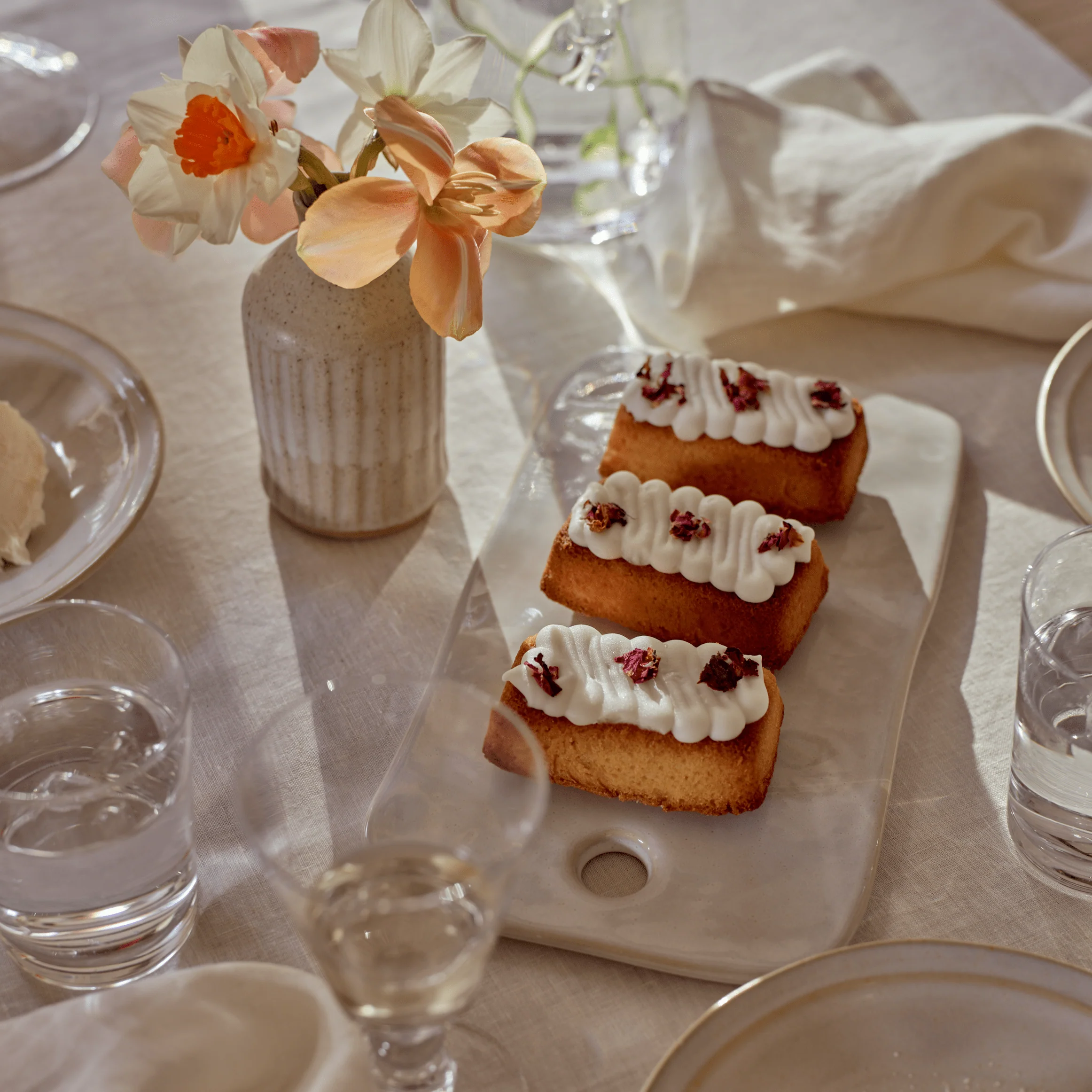 Clovelly Serving Board - Reactive White