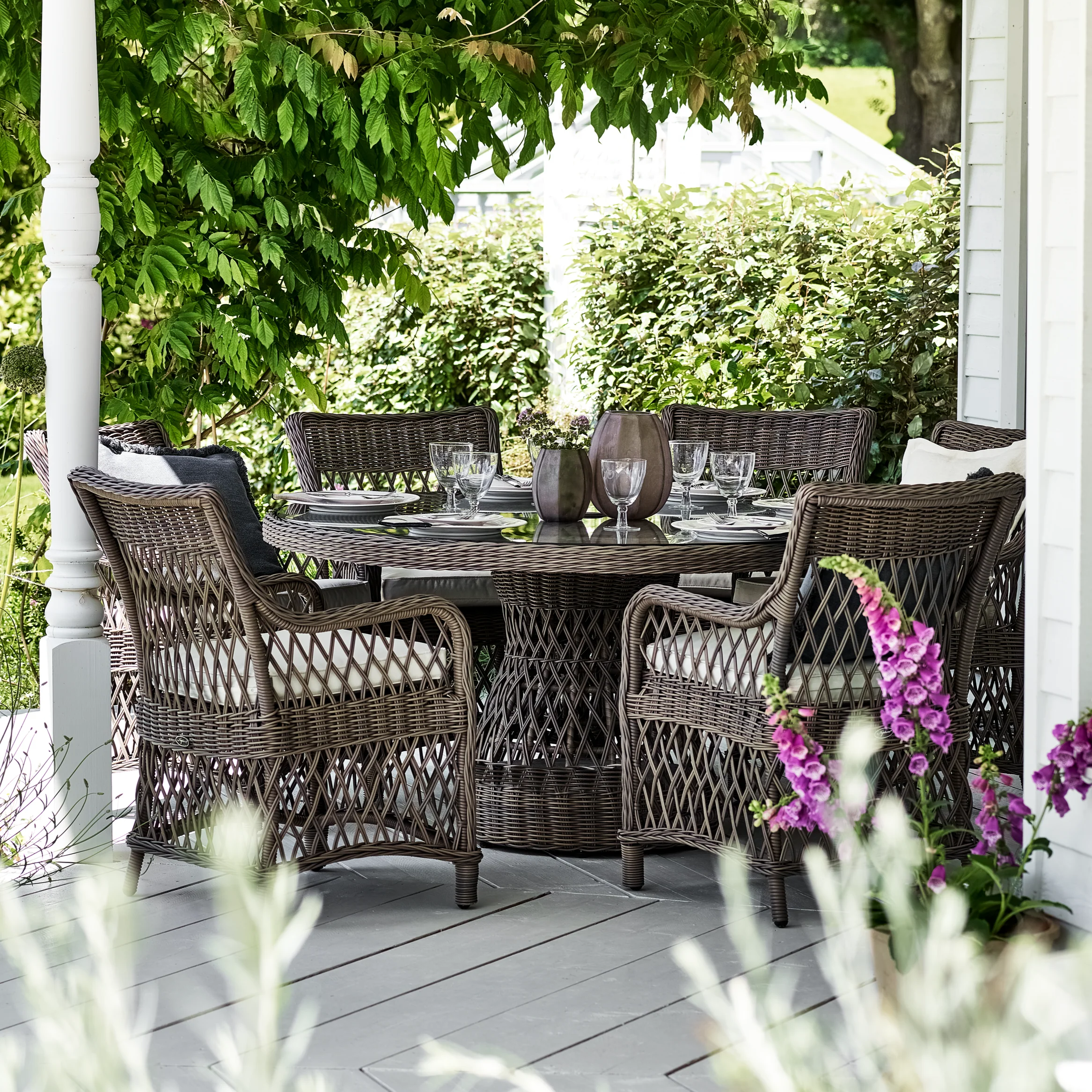 Harrington 6 Seater Round Wicker Garden Dining Table - Image 4