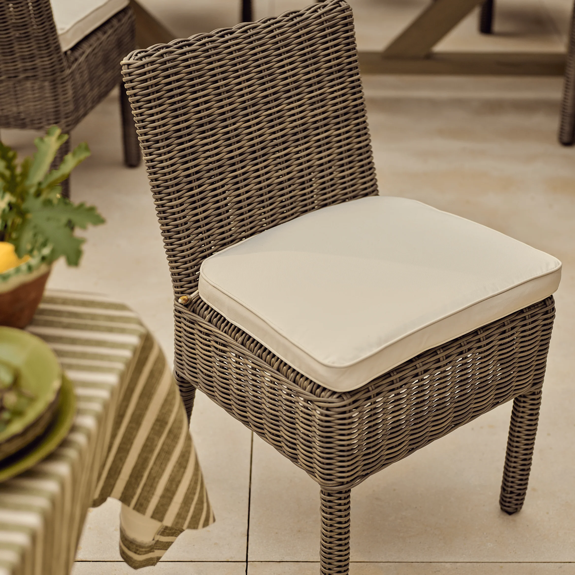 Stanway 10 Seater Teak Garden Dining Set with Toulston Chairs - Image 4